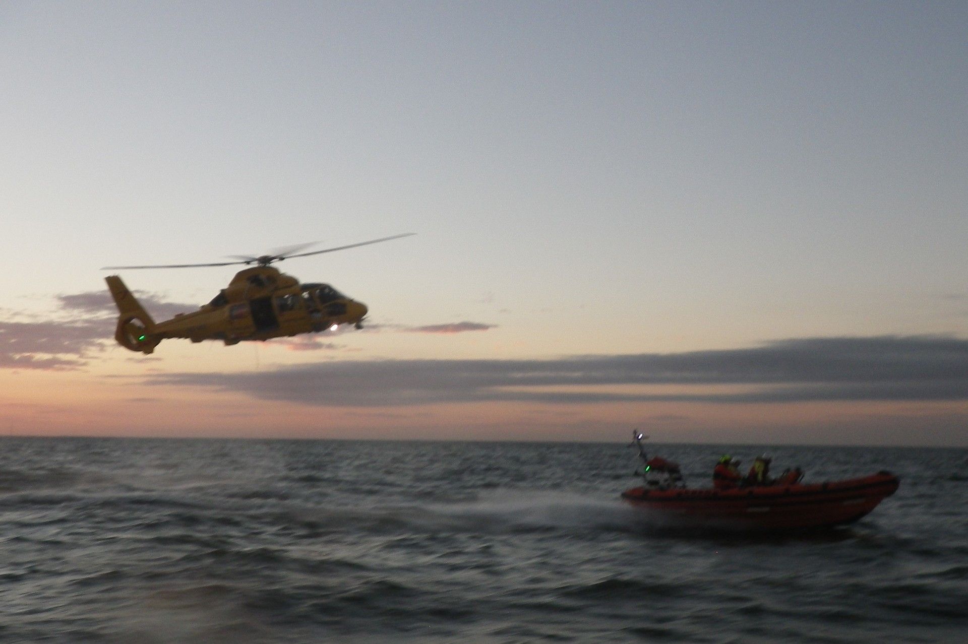 Oefening met de SAR helikopter op het IJsselmeer. KNRM Enkhuizen
