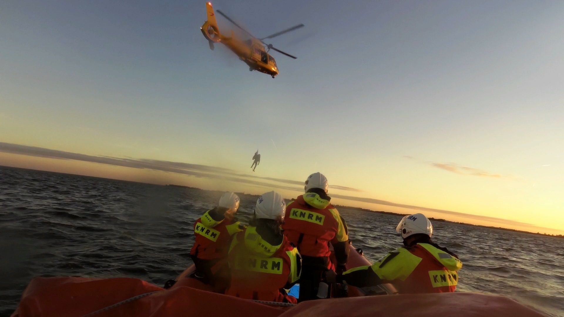 Oefening met de SAR helikopter op het IJsselmeer. KNRM Enkhuizen