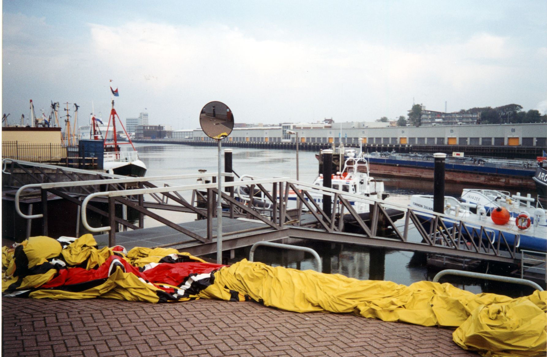 Niet een gered schip, maar een geredde ballon op de kade in IJmuiden 