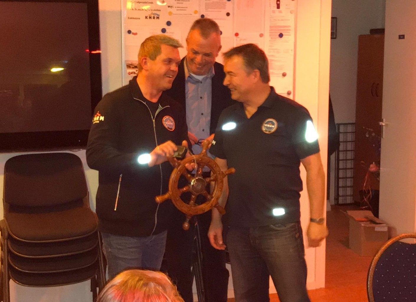 Ed Koopman geeft het roer na 18 jaar over aan de nieuwe schipper Johan Greiner. KNRM Enkhuizen