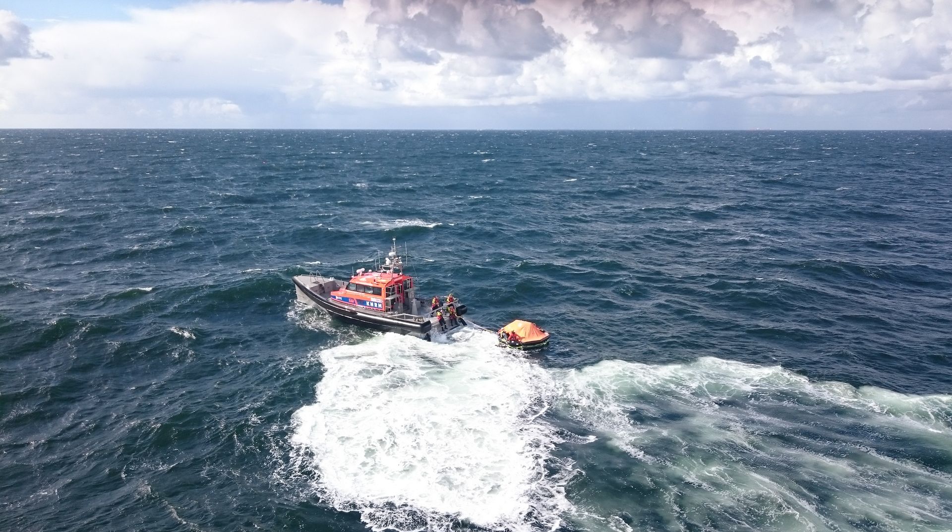 11 Denen in een reddingvlot voor de kust van IJmuiden (foto Kustwacht)