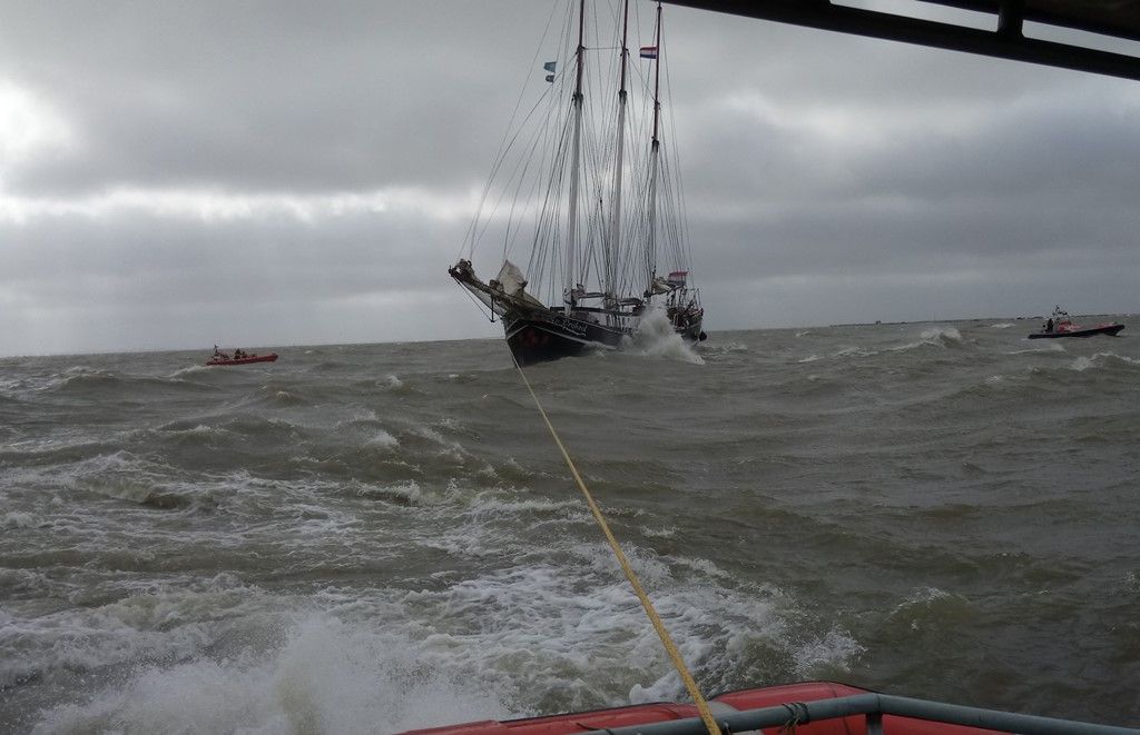 Charterschip in nood op het IJsselmeer. KNRM Enkhuizen