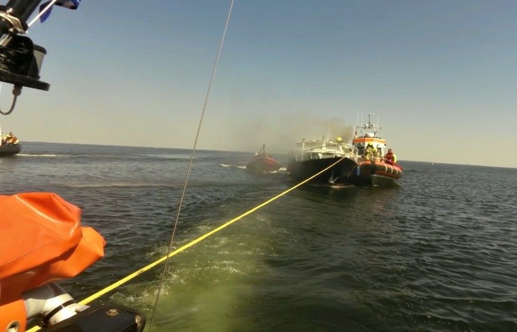 Brand op motorjacht IJsselmeer. KNRM Enkhuizen