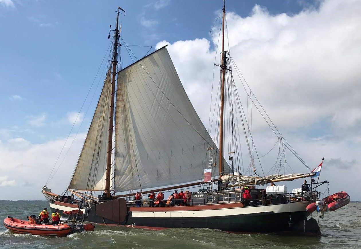 Charterschip in problemen op het IJsselmeer. KNRM Enkhuizen