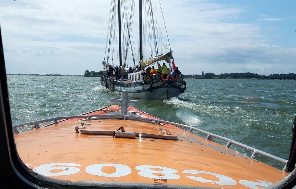 Charterschip met onwel geworden opvarende op het IJsselmeer. KNRM Enkhuizen
