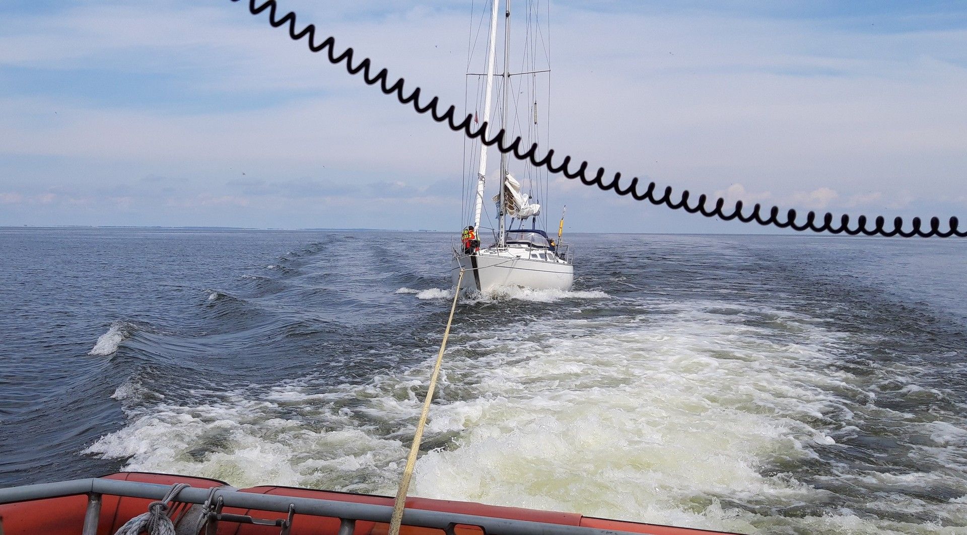 Zeiljacht met motorstoring op het IJsselmeer. KNRM Enkhuizen