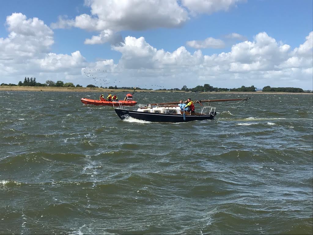 Zeiljacht in nood op onstuimig IJsselmeer. KNRM Enkhuizen