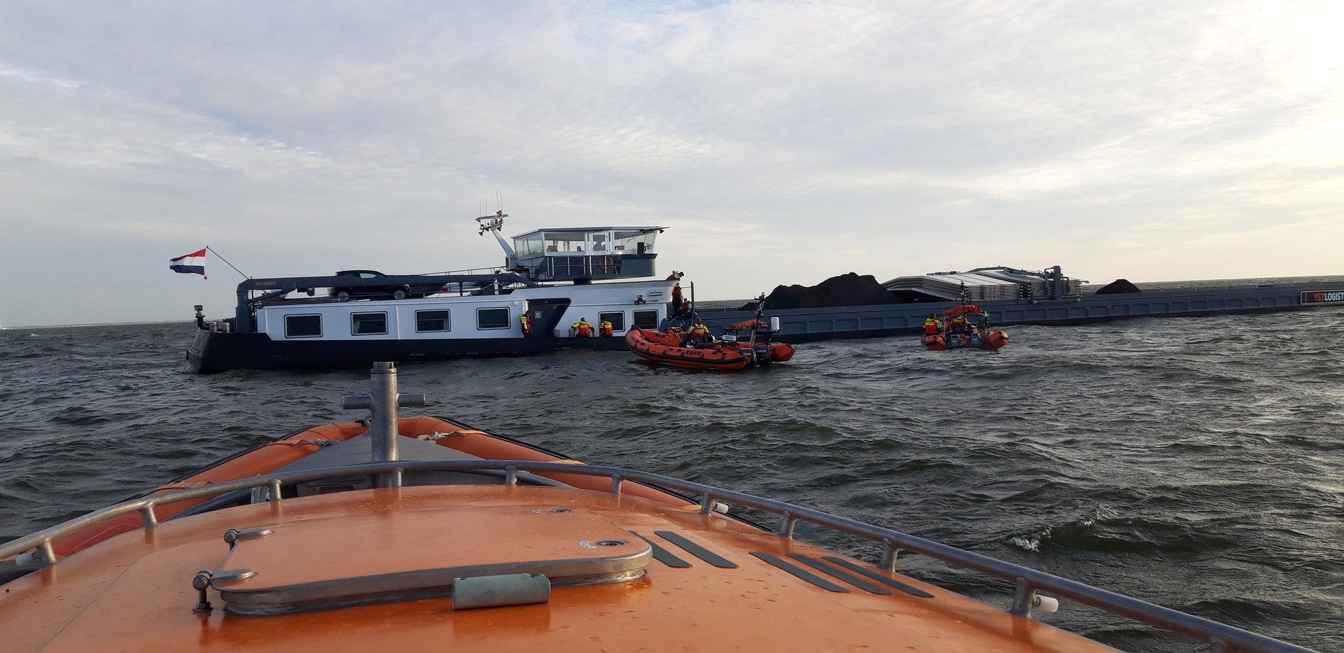 Binnenvaartschip in nood op het IJsselmeer, Mei 2020. KNM Enkhuizen