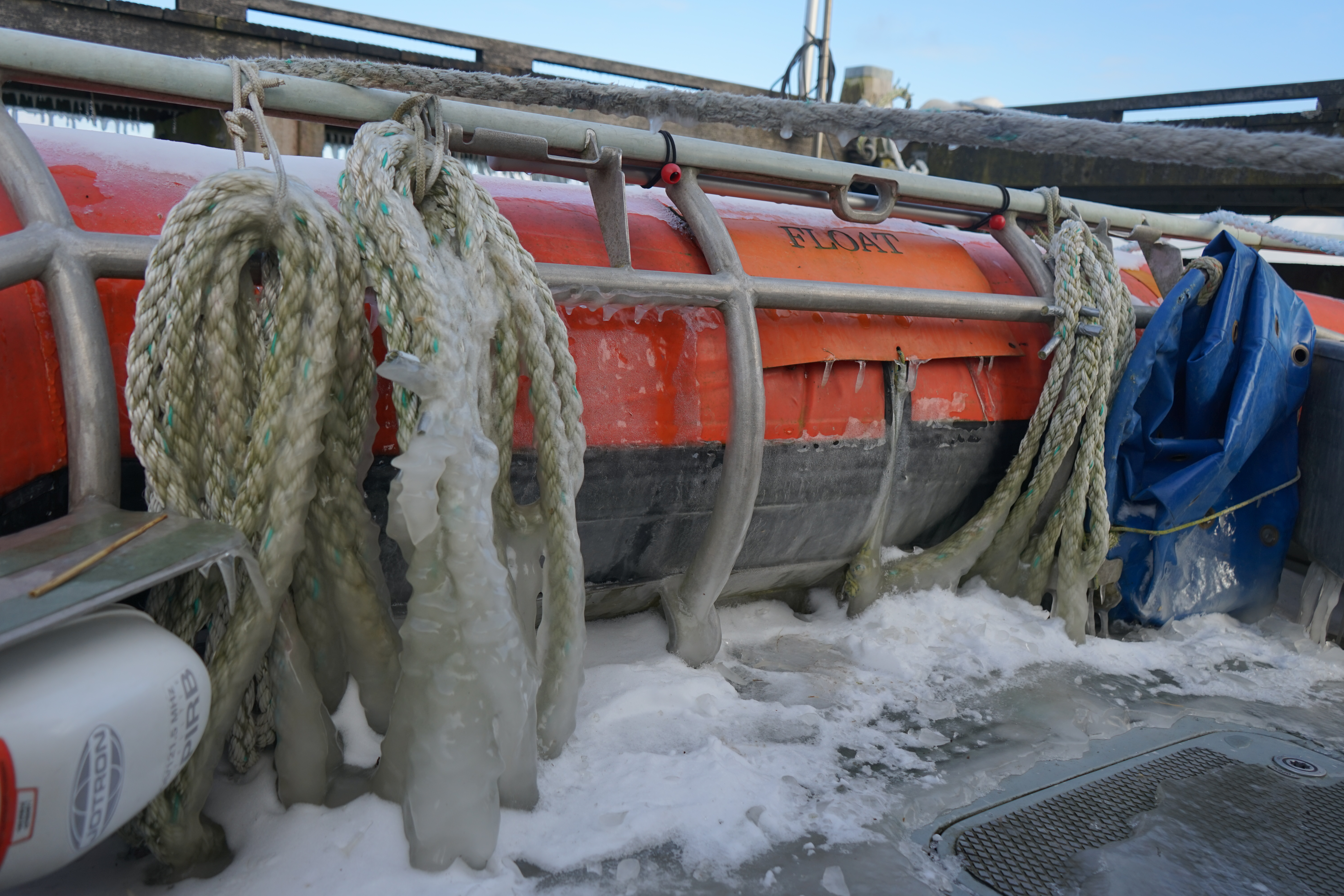 KNRM reddingboot Watersport vast in het ijs.