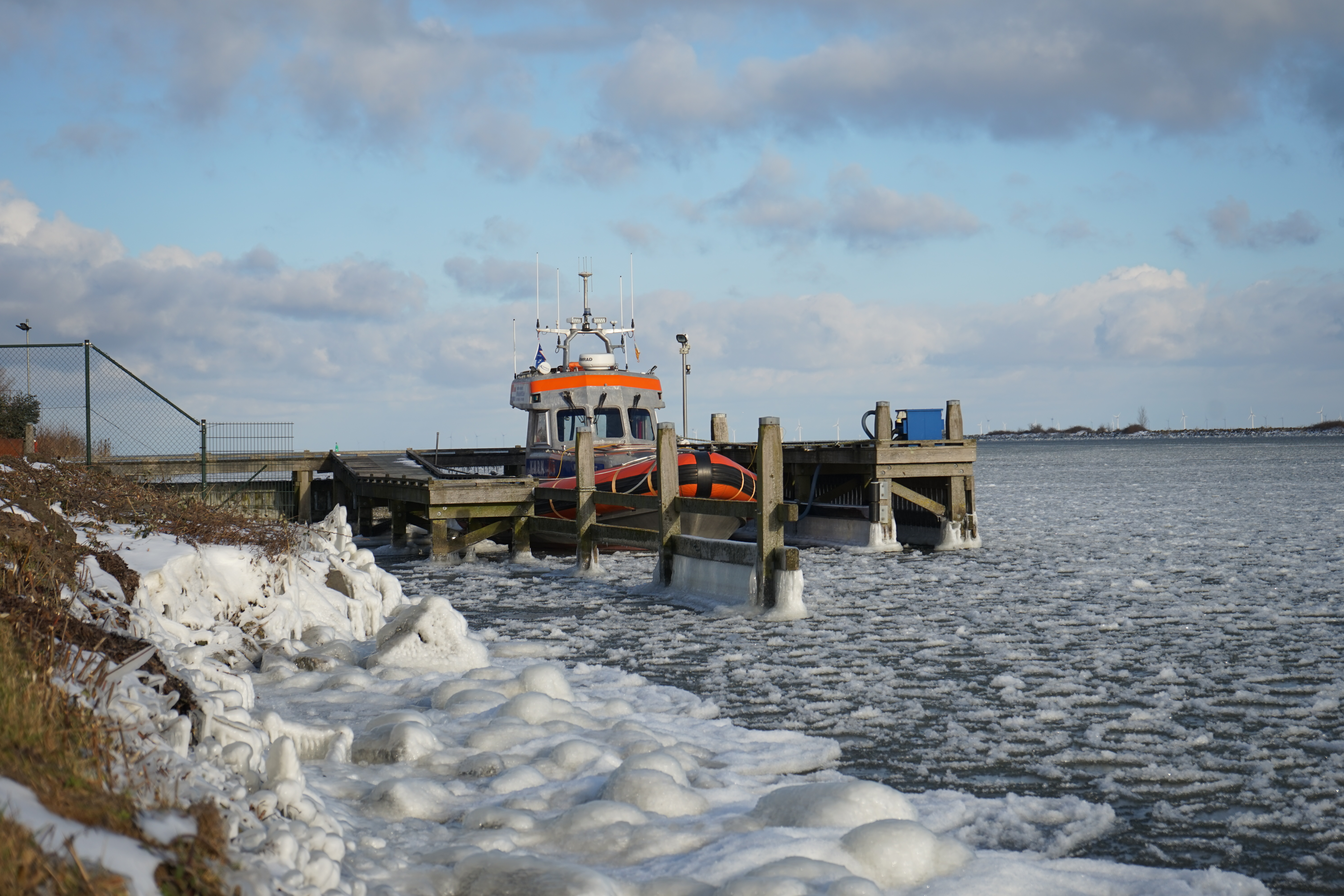 KNRM reddingboot Watersport vast in het ijs.