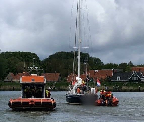 Solozeiler gewond op het IJsselmeer. KNRM Enkhuizen