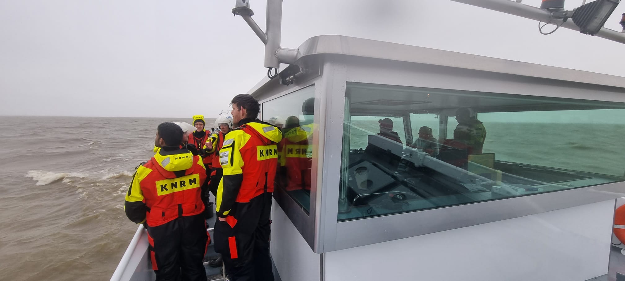 Binnenvaartschip in problemen op het IJsselmeer. KNRM Enkhuizen