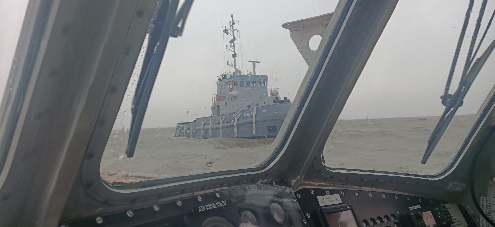 Binnenvaartschip in problemen op het IJsselmeer. KNRM Enkhuizen