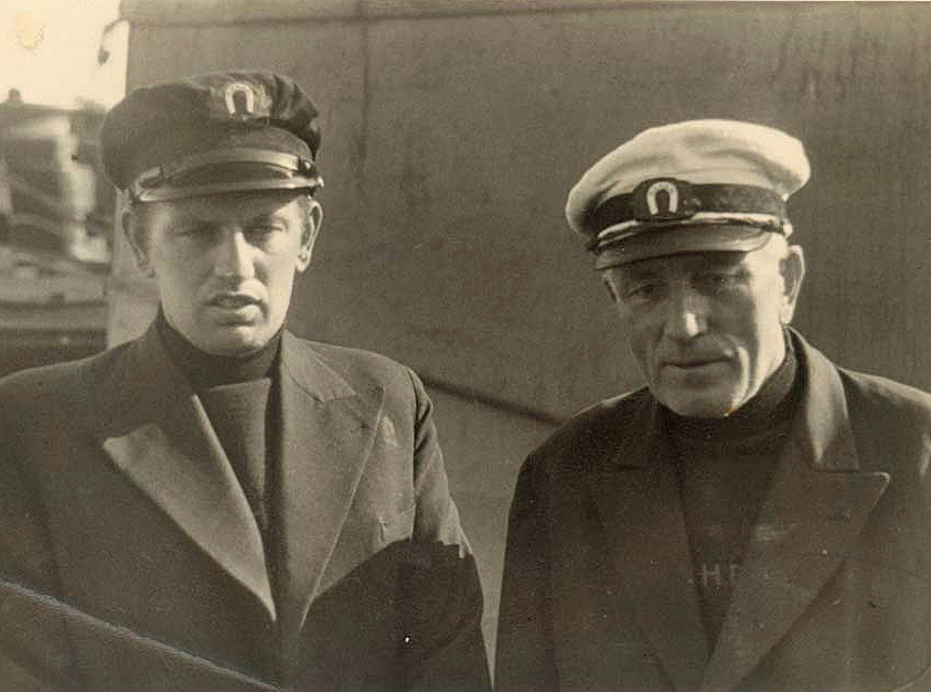 Reddingbootschippers. Vader van Coen, Piet Bot (l) en grootvader Coen Bot (r) u2013 foto 1946 KNRM a