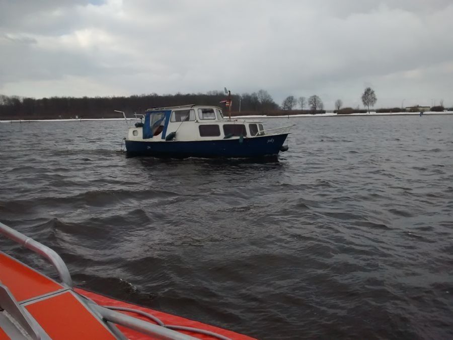 evert-floor-begeleidt-motorboot-naar-haven-elburg-1