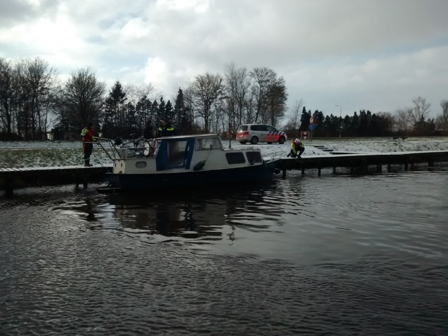 evert-floor-begeleidt-motorboot-naar-haven-elburg-2