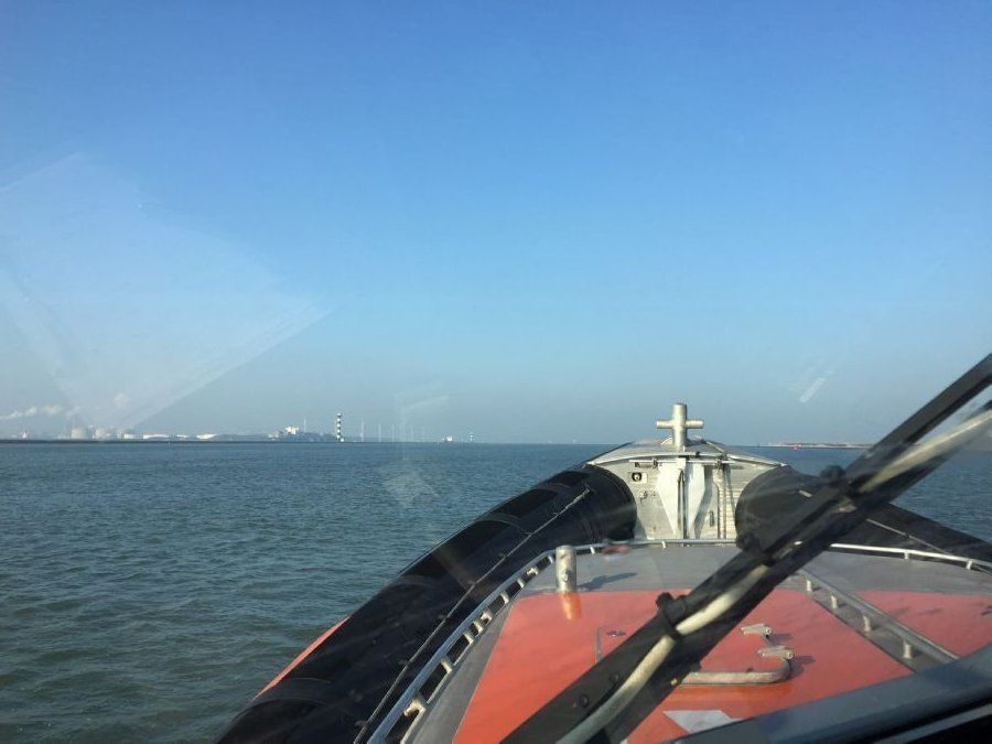 inzet-met-ambulance-en-brandweer-voor-medisch-noodgeval-zeeschip-4
