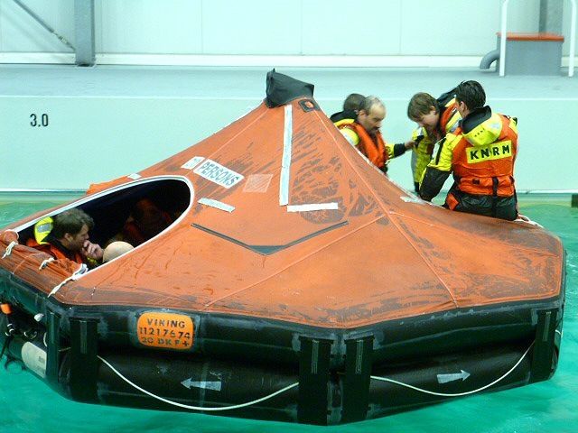 ontsnappingstraining-omgeslagen-reddingboot-6
