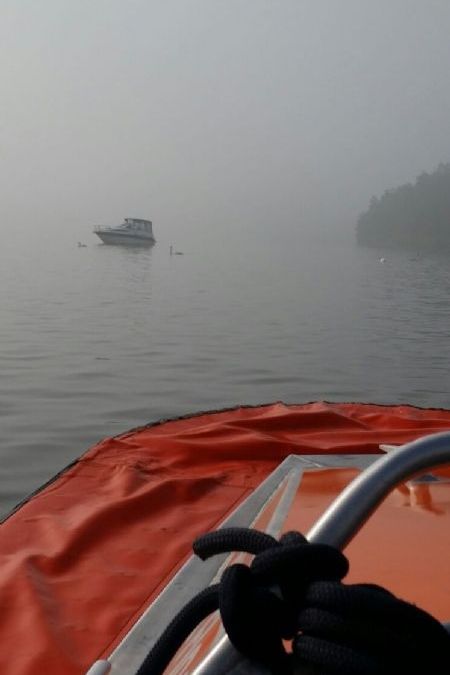 speedboot-in-problemen-in-de-mist-2