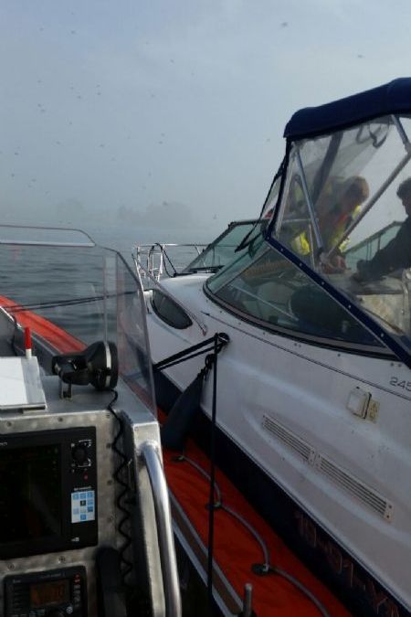 speedboot-in-problemen-in-de-mist-4