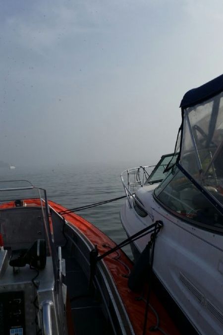 speedboot-in-problemen-in-de-mist-5
