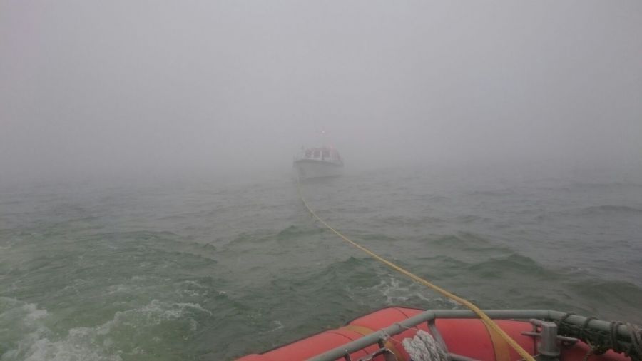 watersporters-in-problemen-door-dichte-mist-4