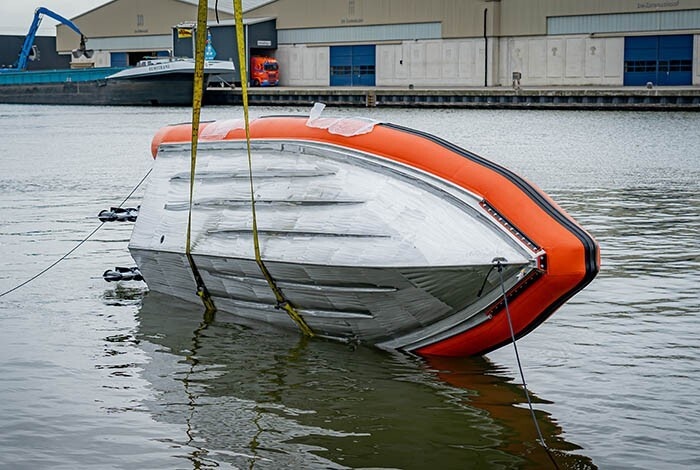 Kantelproef nieuwe KNRM-reddingbootklasse Chaterina D